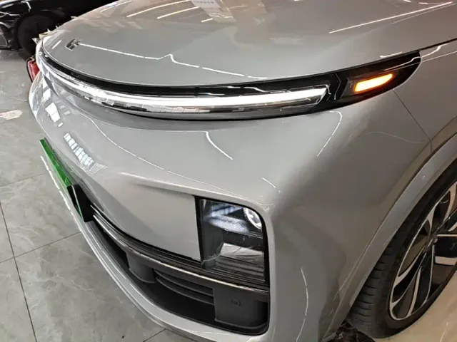 Li Auto L8 — Фото автомобиля 23