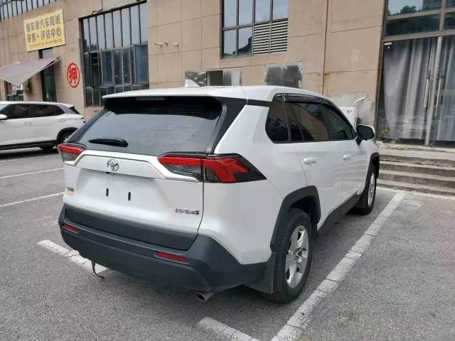 Toyota RAV4 — Фото автомобиля 2