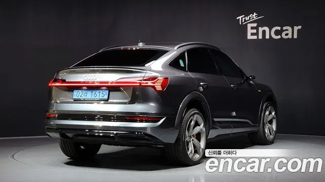 Audi e-tron — Фото автомобиля 2