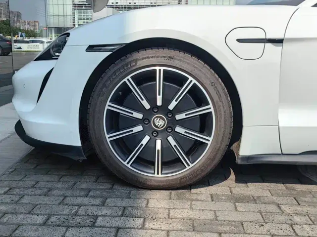 Porsche Taycan — Фото автомобиля 13