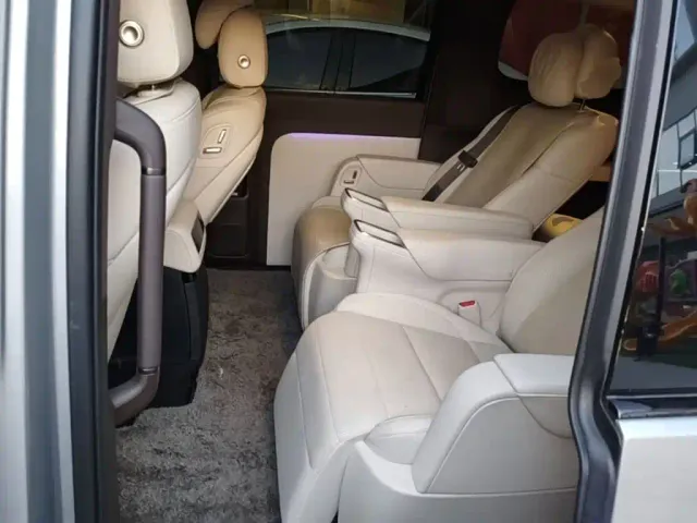 Li Auto MEGA — Фото автомобиля 12