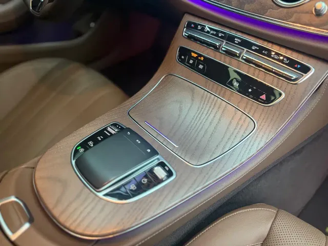 Mercedes-Benz E-Class — Фото автомобиля 19