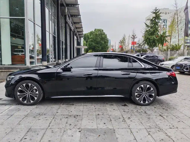 Mercedes-Benz E-Class — Фото автомобиля 4