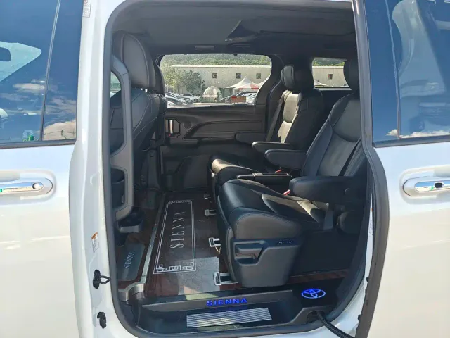 Toyota Sienna — Фото автомобиля 11