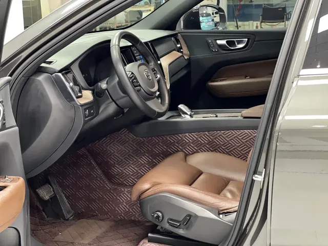 Volvo XC60 — Фото автомобиля 4