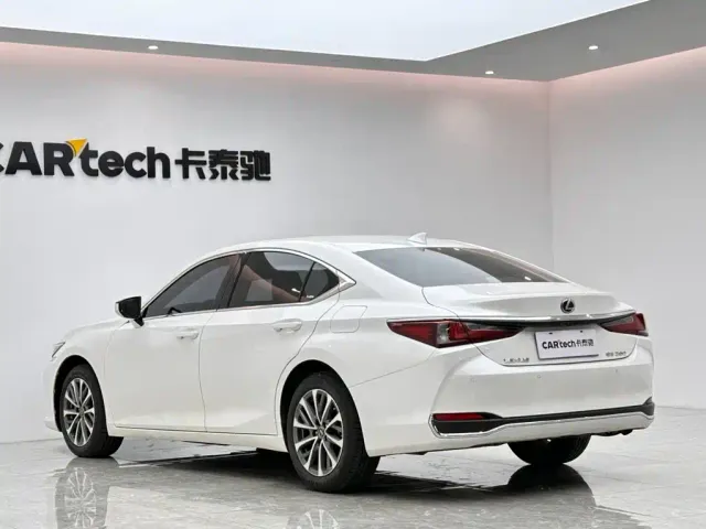 Lexus ES — Фото автомобиля 3