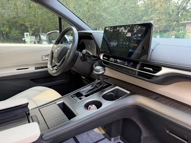 Toyota Sienna — Фото автомобиля 9