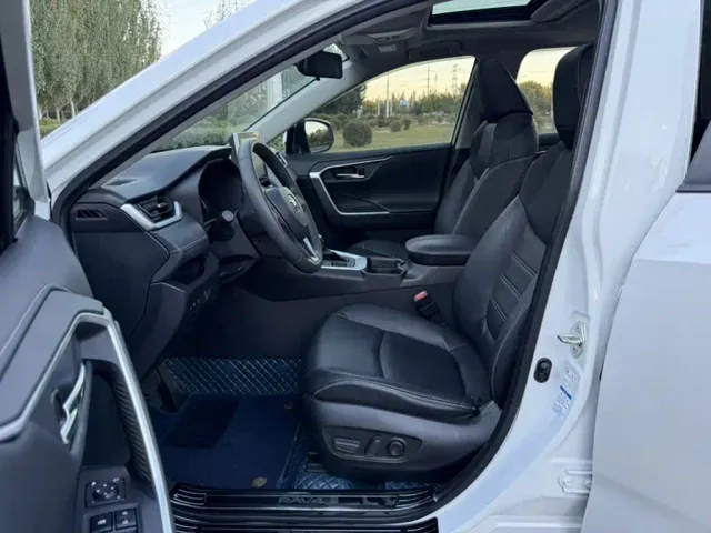 Toyota RAV4 — Фото автомобиля 12