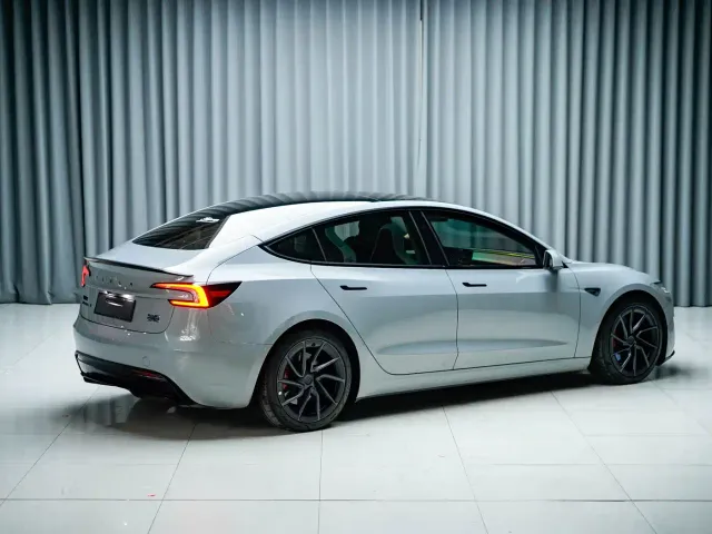 Tesla Model 3 — Фото автомобиля 6