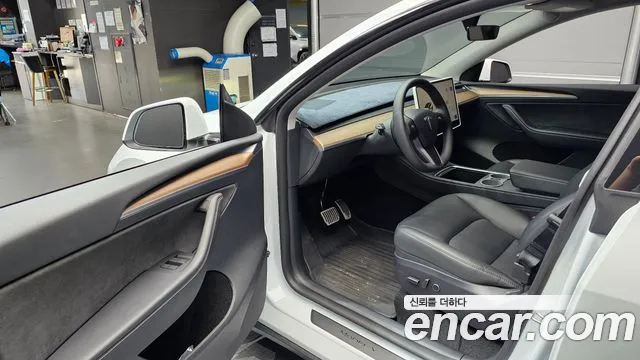 Tesla Model Y — Фото автомобиля 15