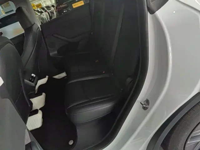 Tesla Model Y — Фото автомобиля 16