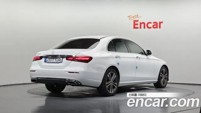 Mercedes-Benz E-Class — Фото автомобиля 2