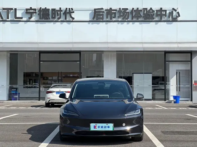 Tesla Model 3 — Фото автомобиля 2