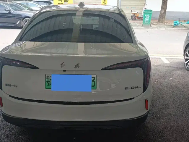 Hongqi E-QM5 — Фото автомобиля 11