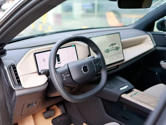 Volvo XC70 Plug-in Hybrid — Фото автомобиля 3