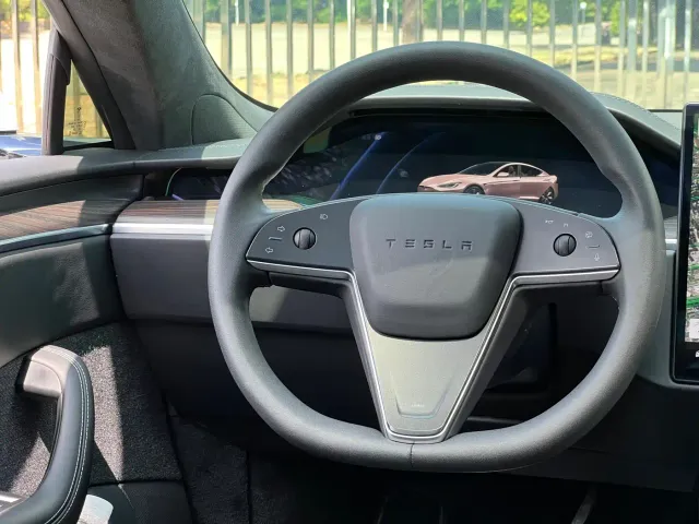 Tesla Model S — Фото автомобиля 17