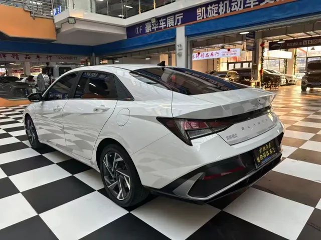 Hyundai Elantra — Фото автомобиля 14