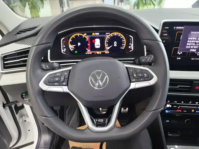 Volkswagen Tiguan L — Фото автомобиля 10