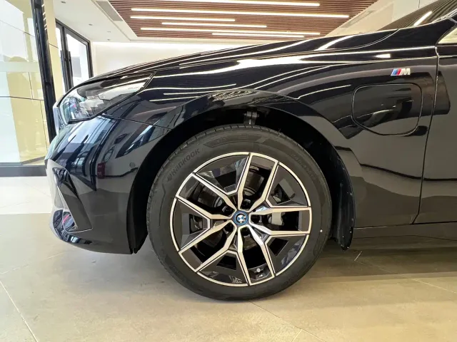 BMW i5 — Фото автомобиля 4