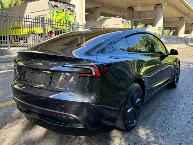 Tesla Model 3 — Фото автомобиля 5