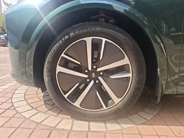 Li Auto L7 — Фото автомобиля 10