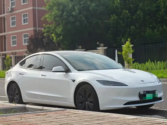 Tesla Model 3 — Фото автомобиля 2