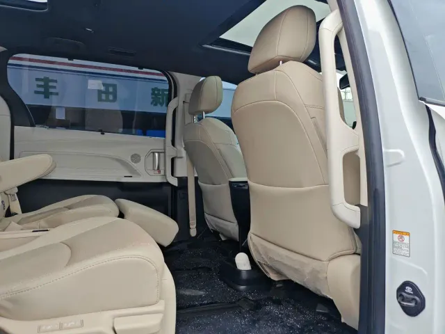 Toyota Sienna — Фото автомобиля 11