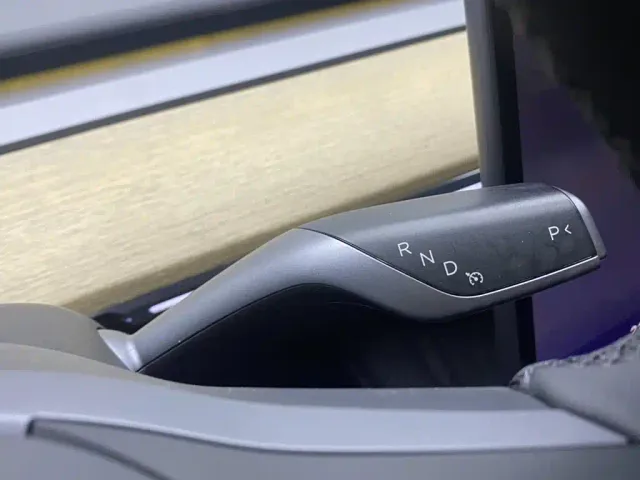 Tesla Model Y — Фото автомобиля 20