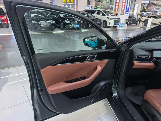 Geely Emgrand — Фото автомобиля 5