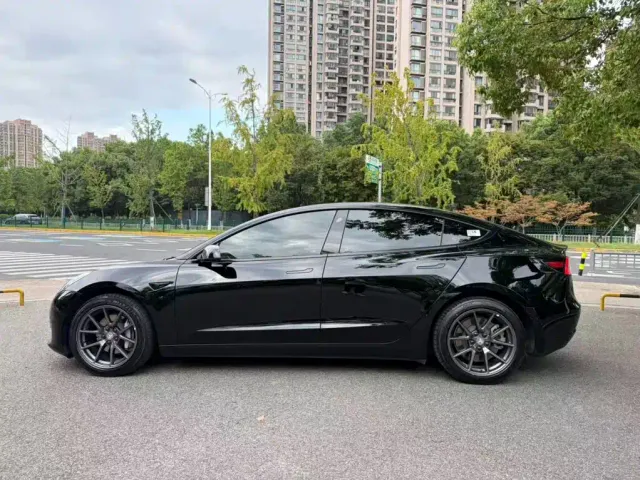 Tesla Model 3 — Фото автомобиля 5