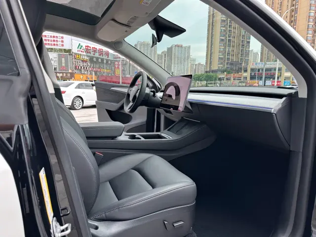 Tesla Model Y — Фото автомобиля 13