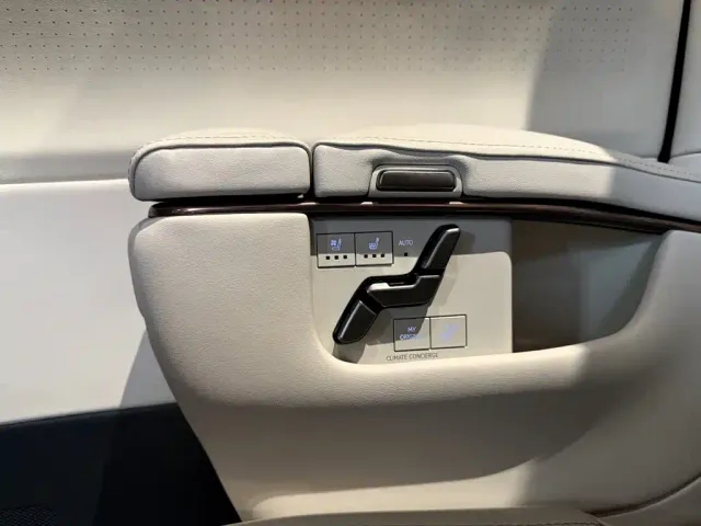 Lexus Lexus LM 2023 500h 6-Seater Prestige Edition — Фото автомобиля 7