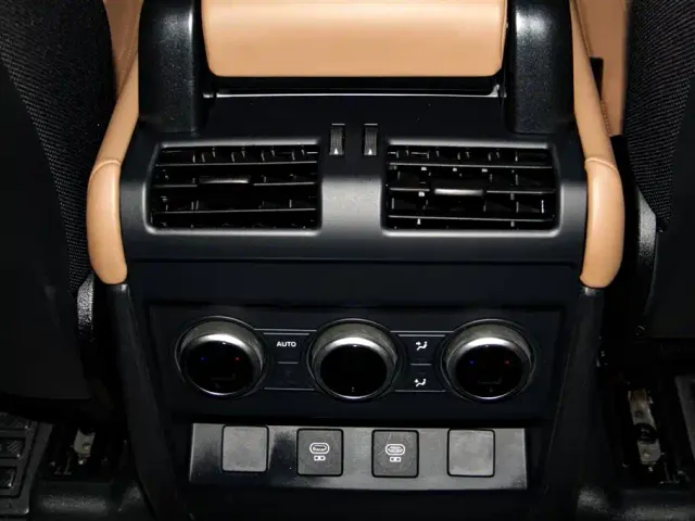 Land Rover Defender — Фото автомобиля 26