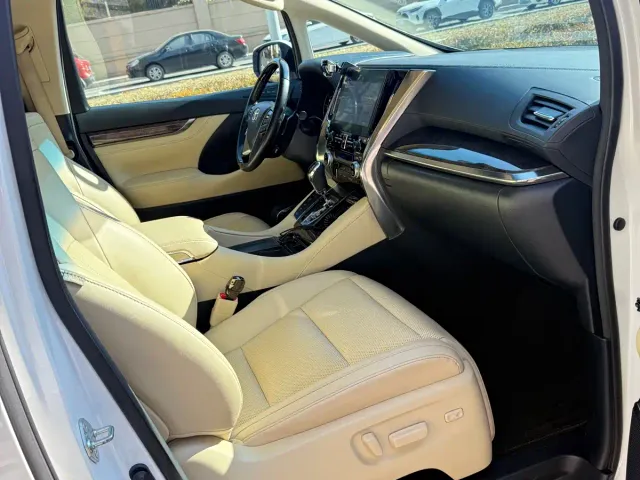 Toyota Vellfire — Фото автомобиля 9