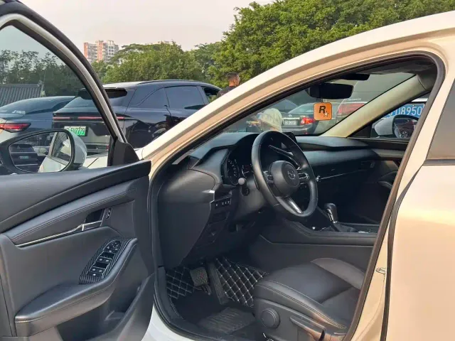Mazda Axela — Фото автомобиля 4