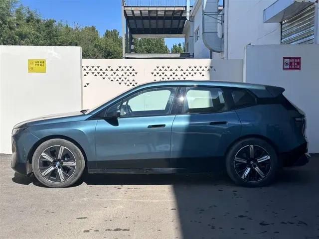 BMW iX — Фото автомобиля 3