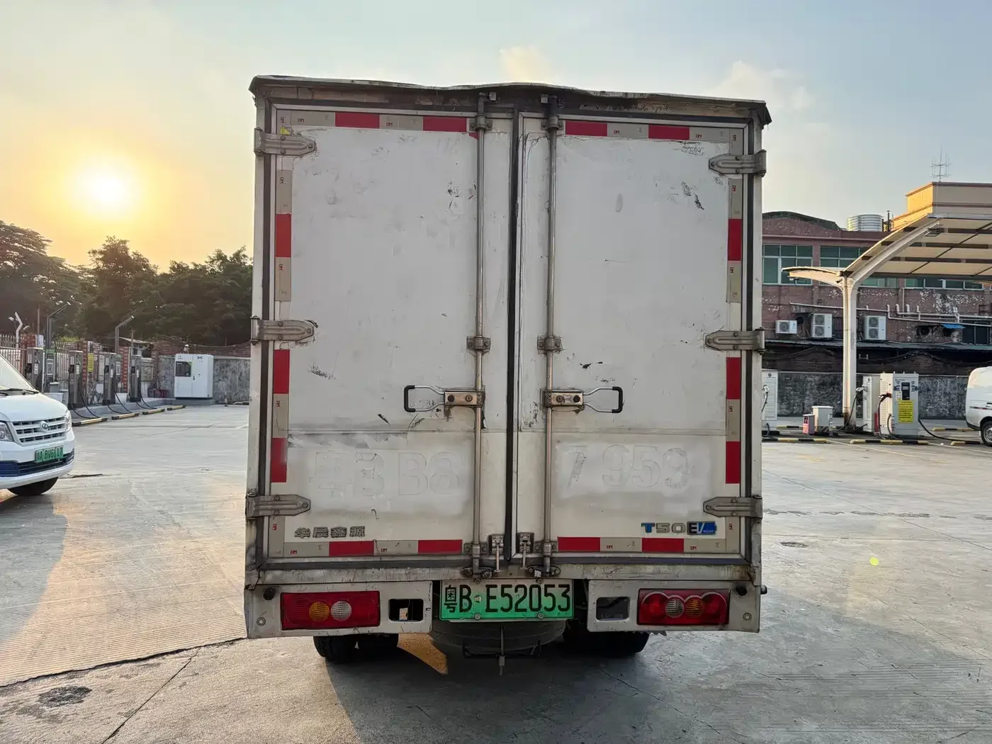 SRM Xinyuan Xinyuan T50 EV 2021 Startup Van — Фото автомобиля 5