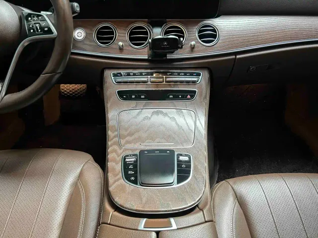 Mercedes-Benz E-Class — Фото автомобиля 14