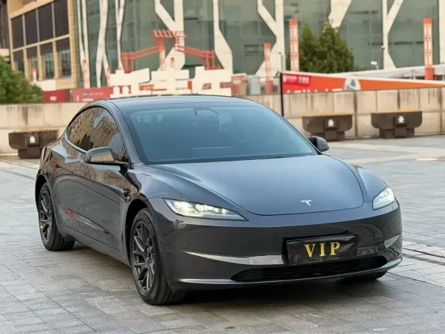 Tesla Model 3 — Фото автомобиля 3