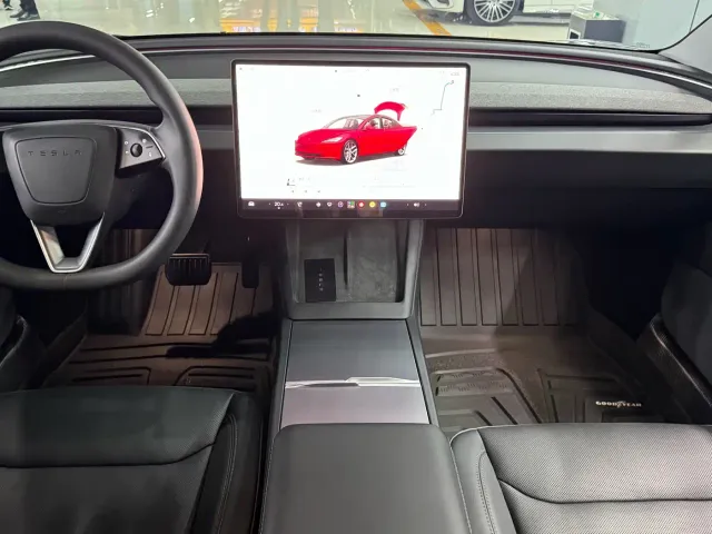 Tesla Model 3 — Фото автомобиля 10