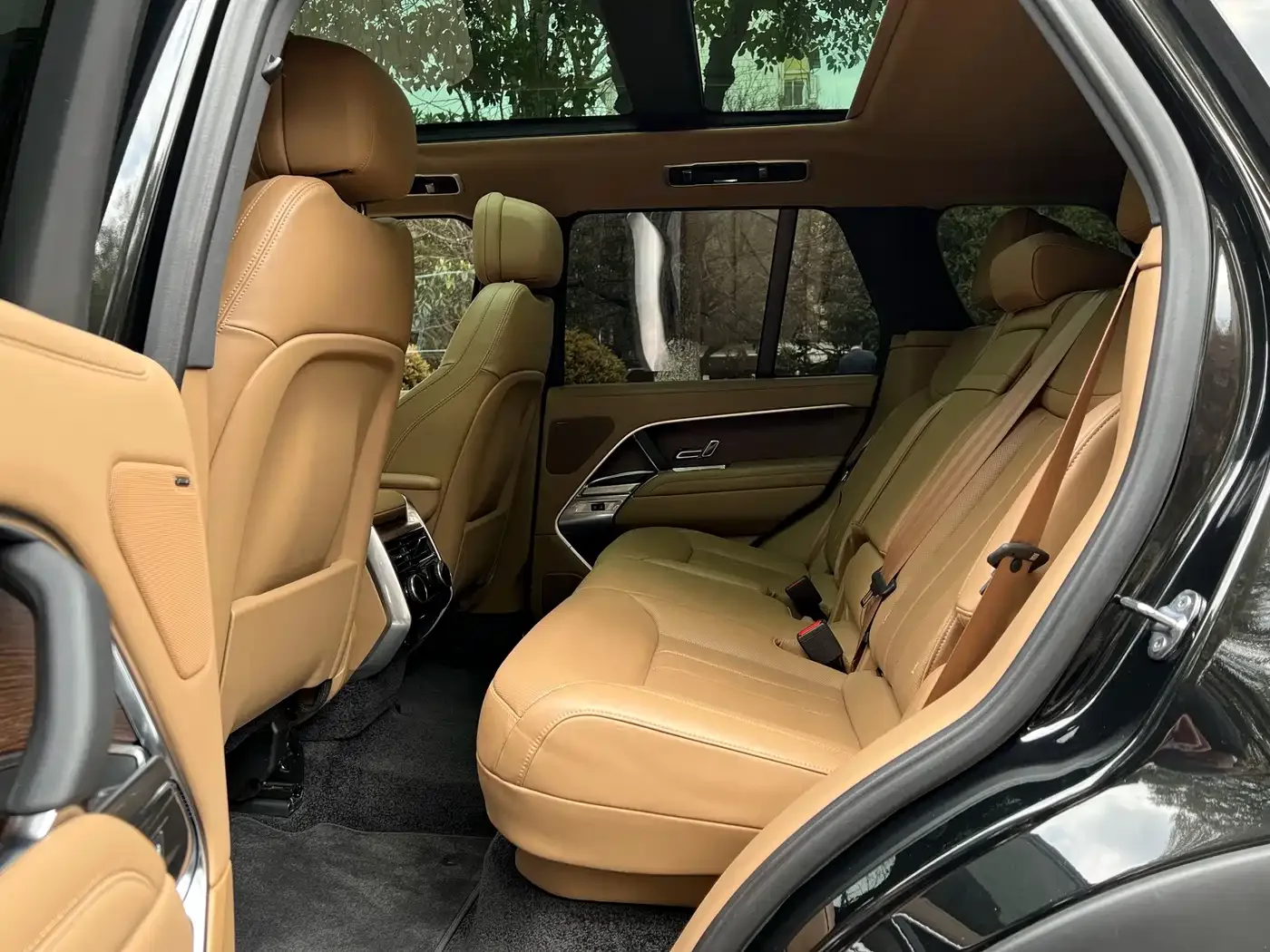 Land Rover Range Rover 2023 3.0 L6 360PS Golden Age Edition — Фото автомобиля 9