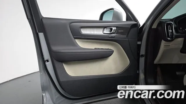 Вольво XC40 — Фото автомобиля 24