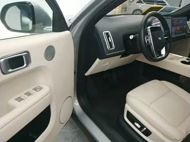 Li Auto L8 — Фото автомобиля 15