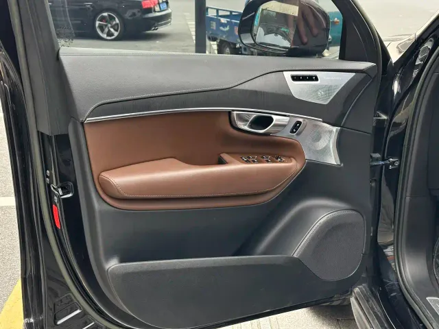 Volvo XC90 — Фото автомобиля 5