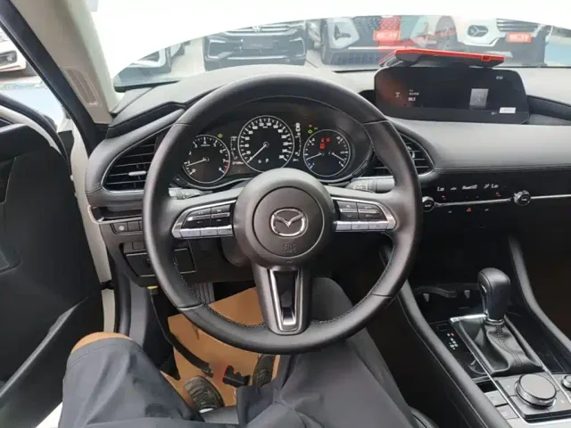 Mazda Axela — Фото автомобиля 10
