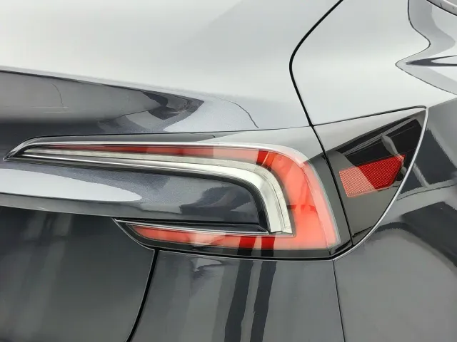 Tesla Model 3 — Фото автомобиля 6