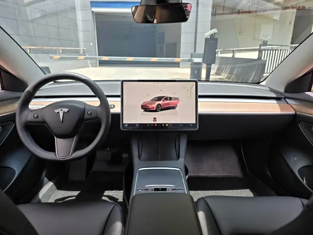 Tesla Model 3 — Фото автомобиля 12