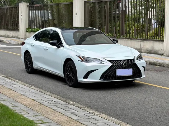 Lexus ES — Фото автомобиля 3