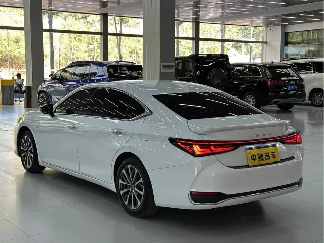 Lexus ES — Фото автомобиля 7