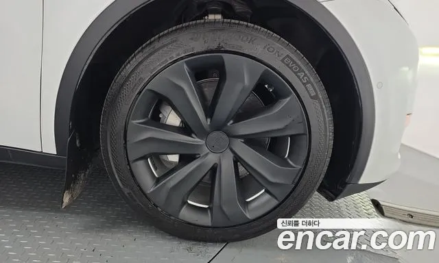 Tesla Model Y — Фото автомобиля 6